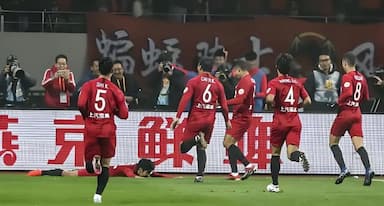 上港队本轮1比3完败首尔FC！张琳芃和颜骏凌赛后谢场时却还在偷笑，引发热议_球迷_中超_主场